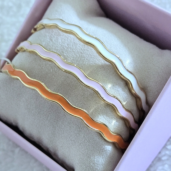 House🏠 of Harlow 1960 Set of Three3️⃣, Thin, Wavy🌊, Enamel, Bangle Bracelets - Picture 3 of 15